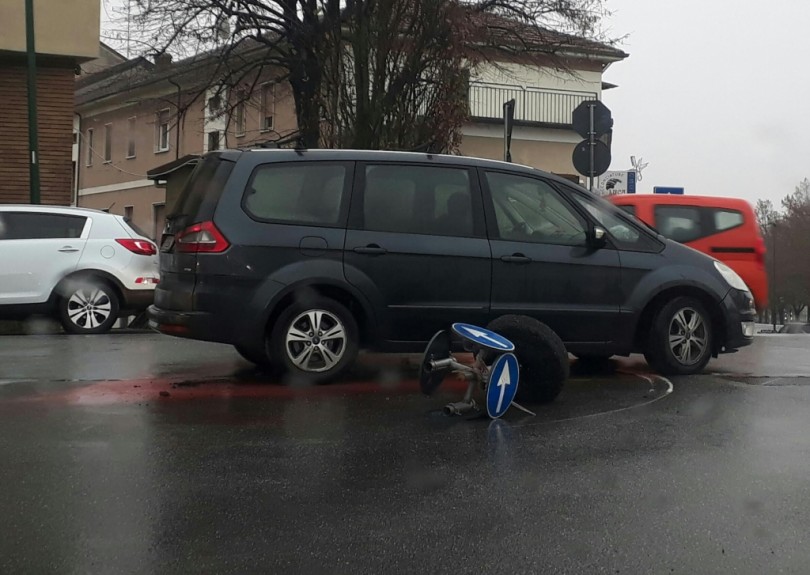 Auto abbatte la segnaletica della rotonda